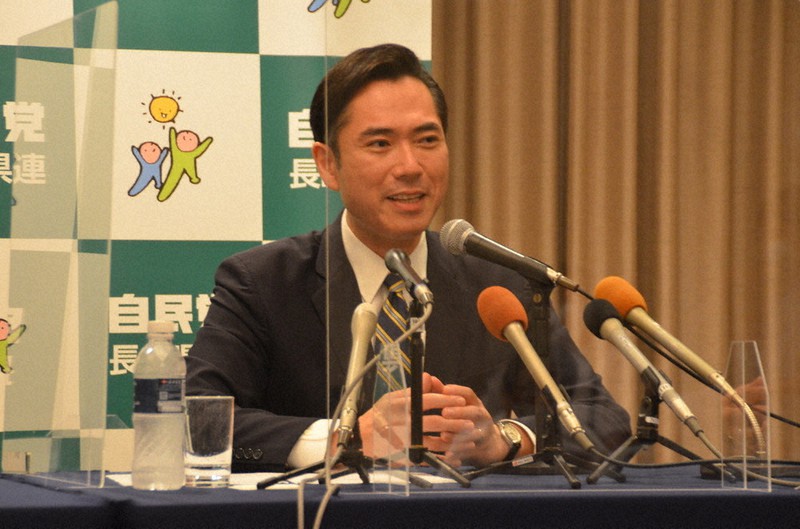 記者会見で次期衆院選への意気込みを語る初村氏