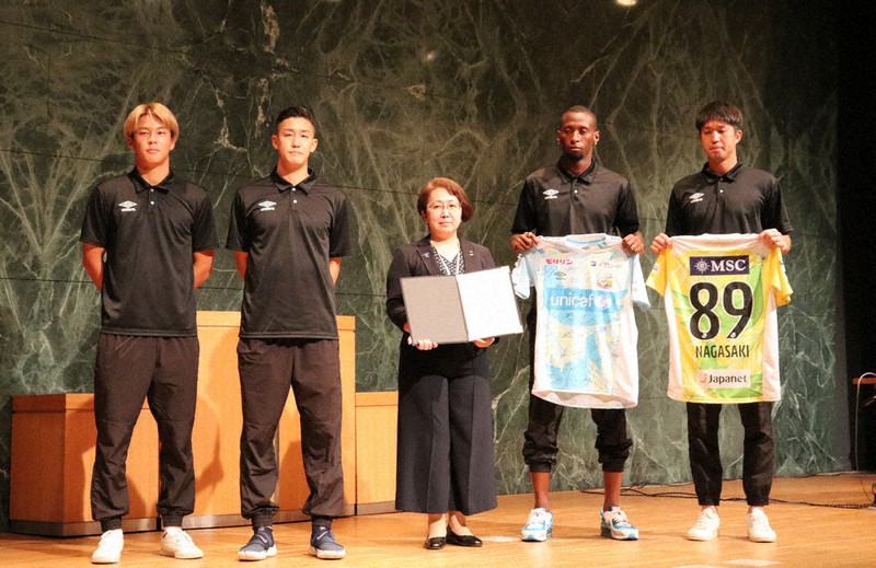 長崎原爆資料館に平和祈念ユニホームなどを寄贈したV・ファーレン長崎の選手ら