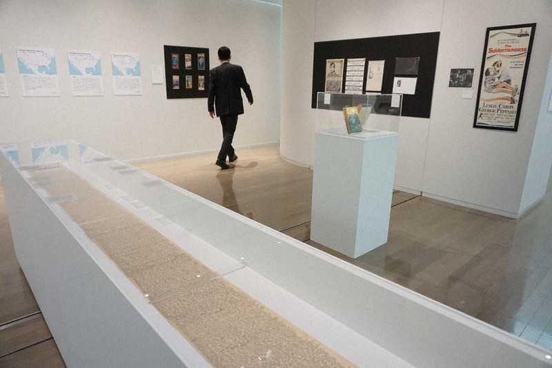 ケルアックの代表作『オン・ザ・ロード』の複製スクロール原稿(手前)などが展示された会場=神戸市のBBプラザ美術館で2021年7月3日、清水有香撮影