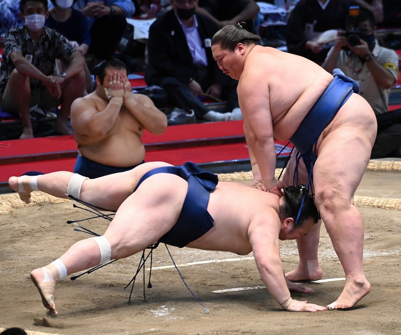 白鵬が全勝優勝 照ノ富士降す 大相撲名古屋場所千秋楽 [写真特集1/10 