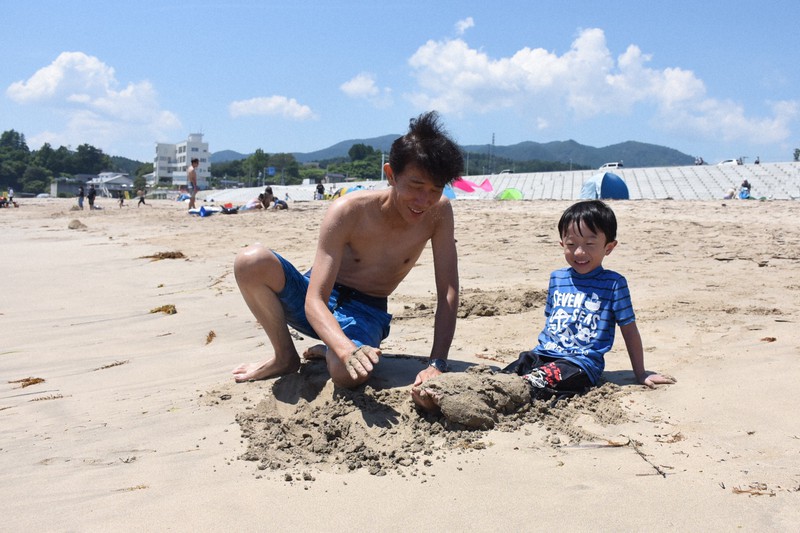 震災後初めてオープンした大谷海水浴場で砂遊びを楽しむ高橋佑斗ちゃんと父親の孝司さん（左）＝気仙沼市本吉町で2021年7月17日午後0時18分、神内亜実撮影
