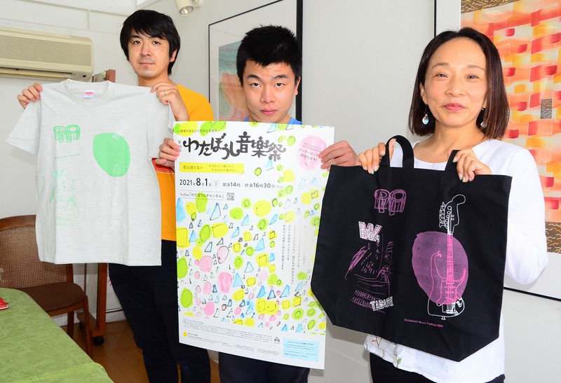 返礼品のTシャツやトートバッグなどを手にクラウドファンディングによる支援金を募る実行委の竹谷勇香里さん(右)ら=奈良市の奈良たんぽぽの会で2021年7月13日午後2時4分、加藤佑輔撮影