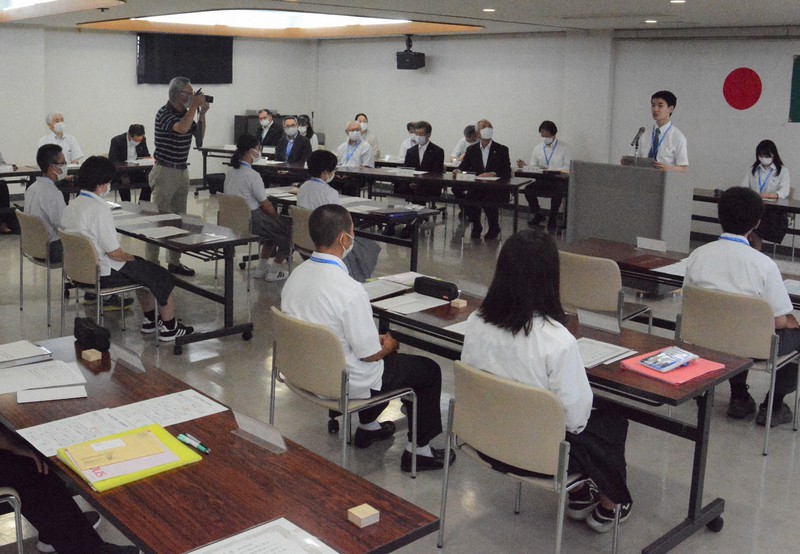 所信表明演説する少年町長=遊佐町で2021年6月25日午後6時51分、井川加菜美撮影