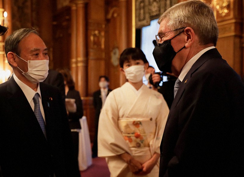歓迎会であいさつを交わす菅義偉首相(左)とIOCのトーマス・バッハ会長=東京都の迎賓館で2021年7月18日午後6時13分(大会組織委員会提供)