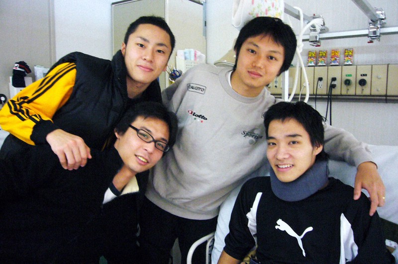 リハビリのために入院中の藤田道宣(前列右)の見舞いに訪れた太田雄貴さん(後列左)。この時に太田さんが車いすフェンシングへの道を示した=2006年
