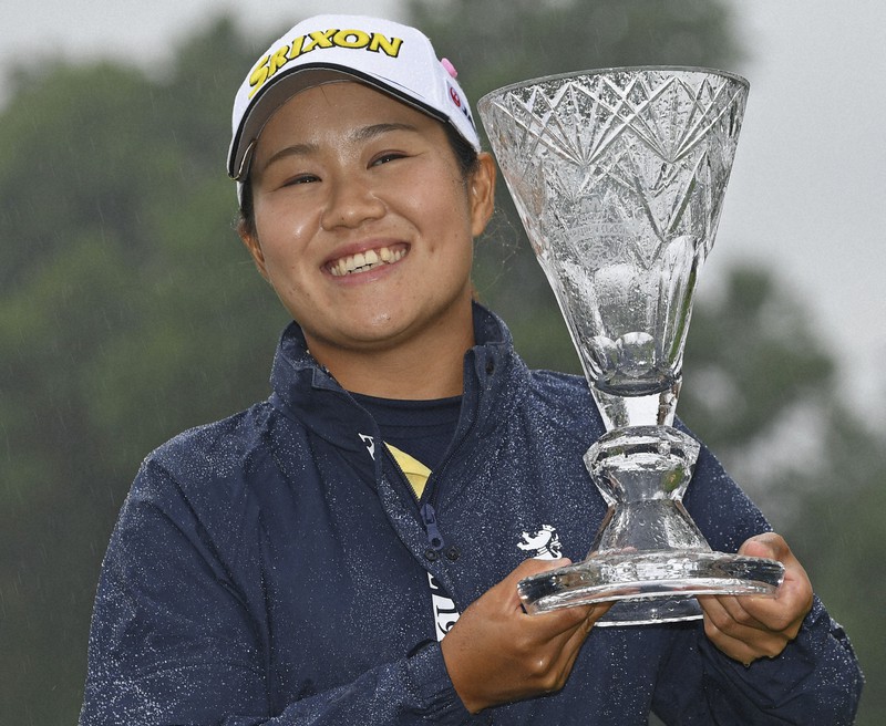 米女子ゴルフのマラソン・クラシックで優勝し、トロフィーを手にする畑岡奈紗=米オハイオ州シルバニアで2021年7月11日、AP
