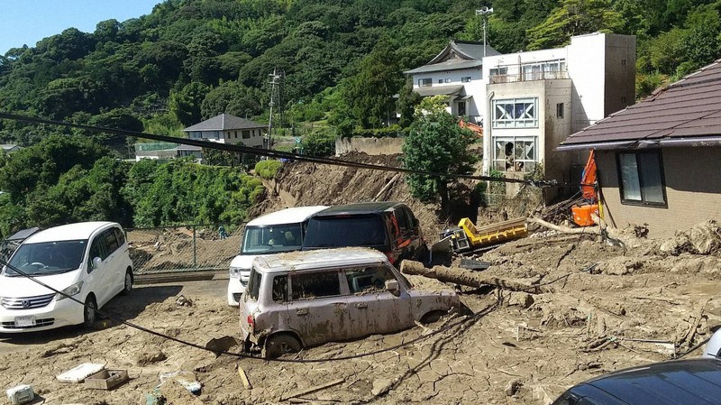 好天が続いて気温が上がり、土砂の表面が固まって、ひび割れができていた=2021年7月17日、住民提供