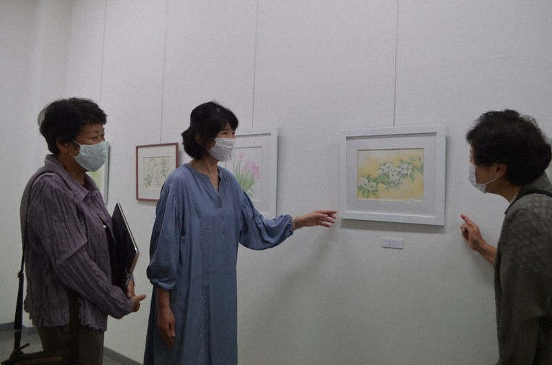 繊細なタッチで描かれた作品が並ぶ会場=三重県玉城町宮古のギャラリーボナール伊勢玉城館で2021年7月16日、小沢由紀撮影
