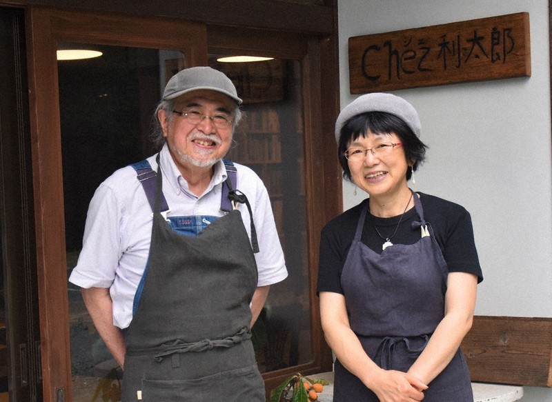 古民家カフェを運営する宮本幹江さん(右)。左は土井利彦さん=愛媛県大洲市森山で、斉藤朋恵撮影
