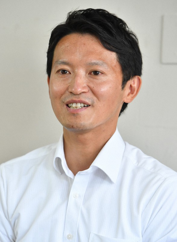 当選から一夜明け、毎日新聞のインタビューに答える斎藤元彦氏=神戸市中央区で2021年7月19日午前10時58分、木葉健二撮影
