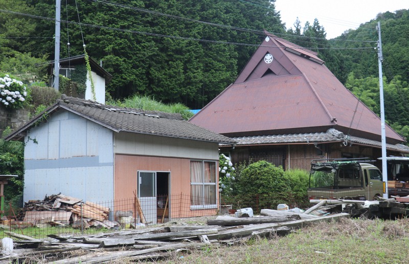 屋根を茅葺きに改修し、おむすび屋を開設する計画の物置小屋(左)。右奥の建物が志高庵=和歌山県かつらぎ町志賀で2021年7月3日午前11時14分、藤原弘撮影