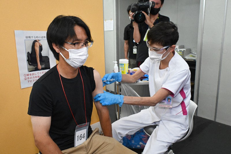 新型コロナウイルスワクチンの接種を受ける、静岡県熱海市伊豆山地区の土石流で被害を受けた避難者=静岡県伊豆の国市の順天堂大静岡病院で2021年7月19日午前10時36分、代表撮影