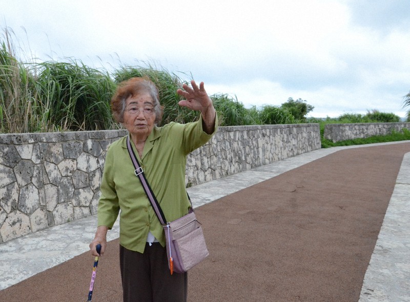 旧日本軍の指示で陣地まで弾薬を運ばされた道に立つ大嶺節子=沖縄県中城村で2021年6月13日午後4時21分、宮城裕也撮影