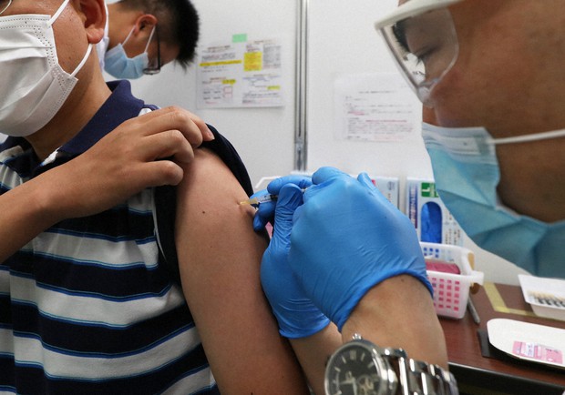 56 Say Japan S Covid 19 Vaccine Rollout Not Going Smoothly Mainichi Poll The Mainichi