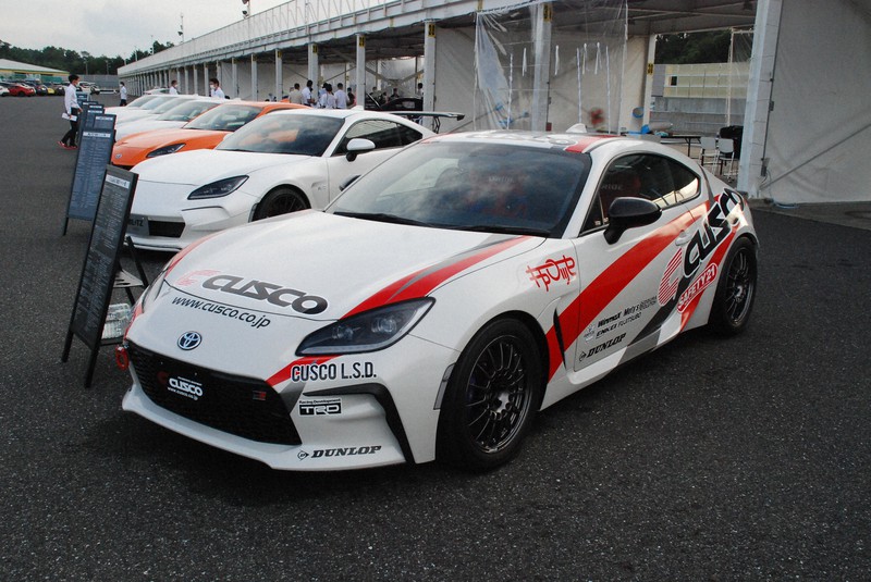 試乗会場にはGR86のチューニングカーも展示してあった=千葉県の袖ケ浦フォレストレースウェイで2021年7月13日、川口雅浩撮影