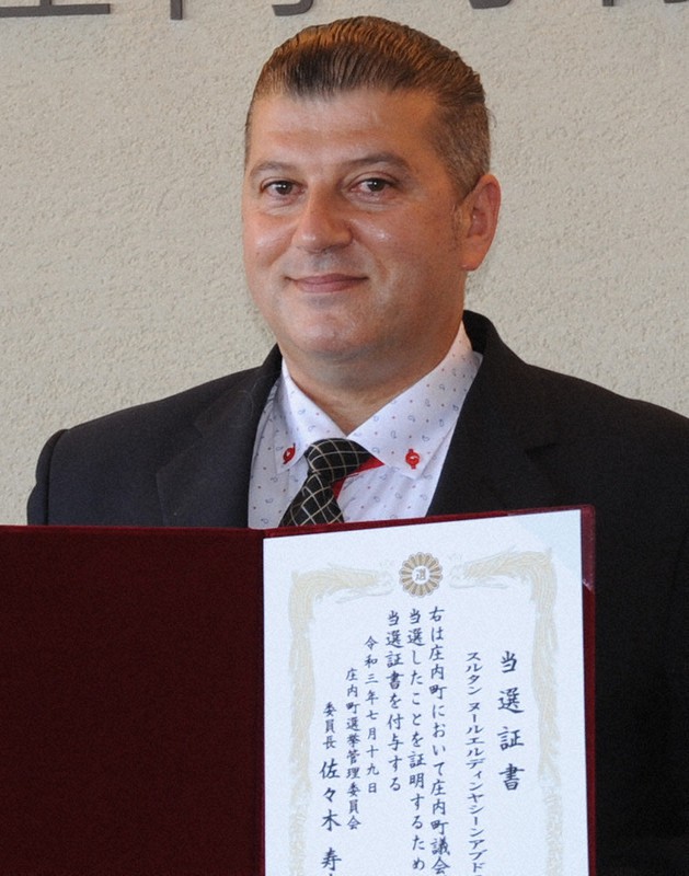 初当選したスルタン ヌール氏=山形県庄内町役場で2021年7月19日、長南里香撮影
