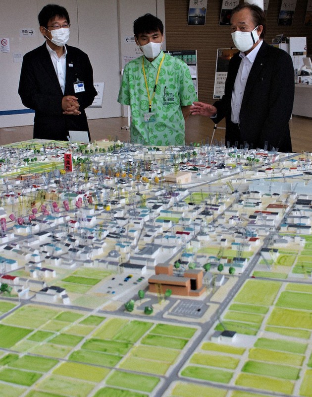 玄関ホールに展示されている原発事故前の街並みを再現した500分の1の模型。手前の建物は町役場で、その周辺に広がる農地は中間貯蔵施設になった=福島県双葉町中野の東日本大震災・原子力災害伝承館で2021年7月14日、尾崎修二撮影