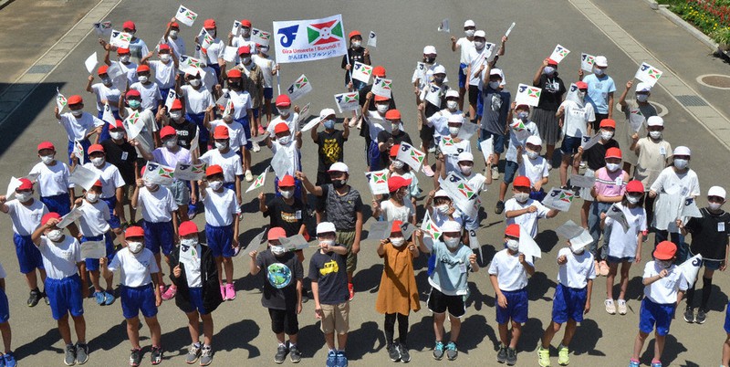 カメラに向かって小旗を振る下妻小の6年生=茨城県下妻市下妻乙で2021年7月19日、安味伸一撮影