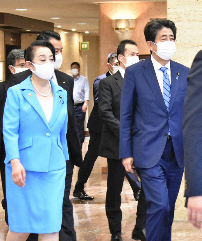 尾身朝子氏(左)の応援に駆けつけた安倍晋三前首相=群馬県前橋市で2021年6月25日、鈴木敦子撮影