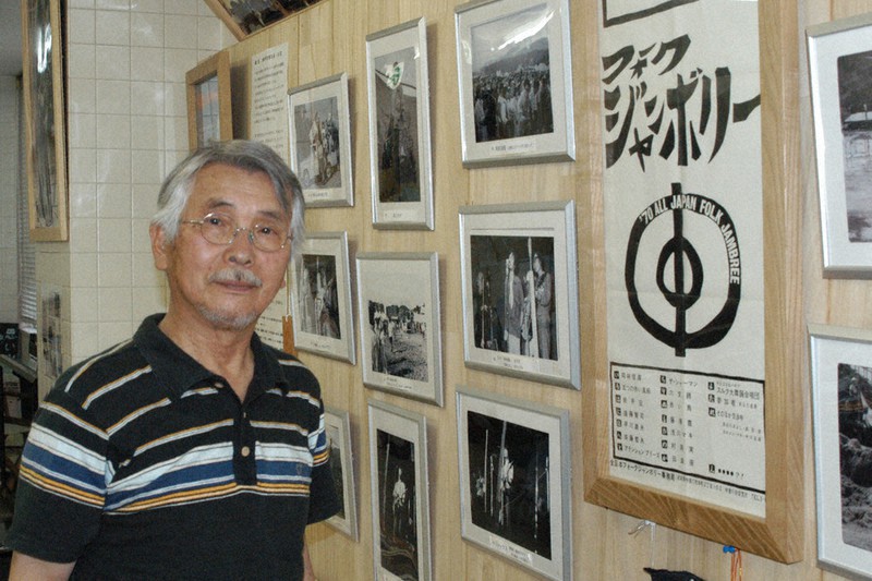 フォークジャンボリー記念館で思い出を語る山内總太郎さん=中津川市で2021年7月8日、浜名晋一撮影