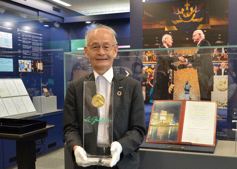 リニューアルされた展示室でノーベル賞メダルのレプリカを紹介する吉野彰終身教授=名古屋市天白区の名城大で2021年7月19日、川瀬慎一朗撮影