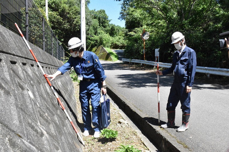 擁壁にひび割れがないかなどを確認する徳島県職員ら=徳島県美馬市穴吹町穴吹で、岩本桜撮影