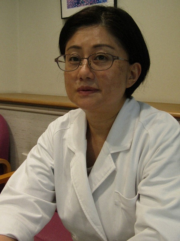 聖路加国際病院で感染管理室マネジャーを務める坂本史衣さん=東京都中央区で、明珍美紀撮影