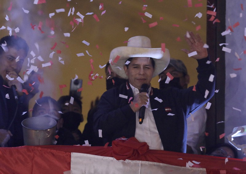 ペルー大統領選の勝利が確定し、支持者に手を振るペドロ・カスティジョ氏=首都リマで2021年7月19日、AP