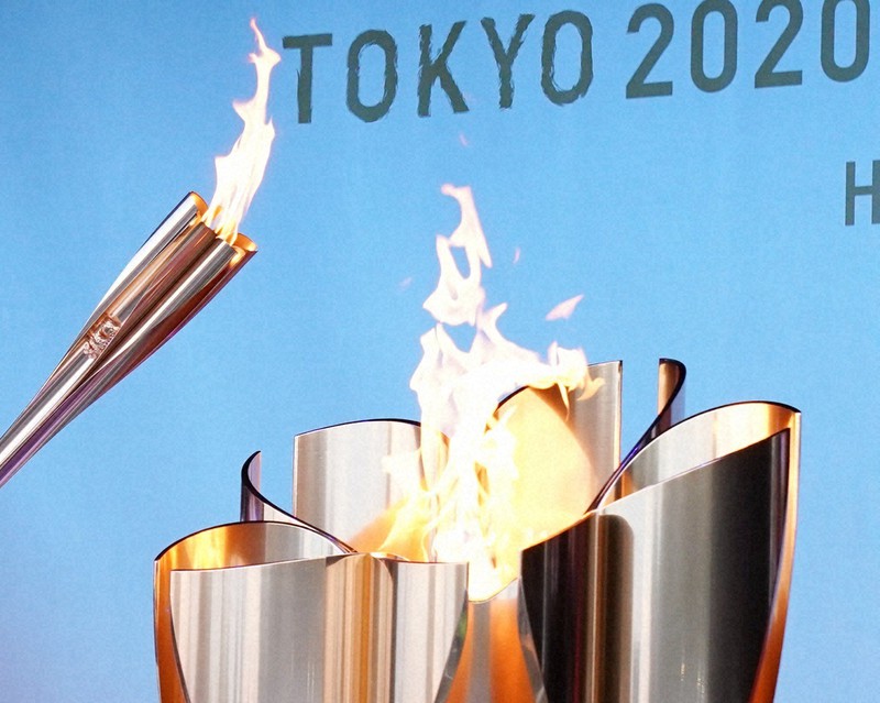 火が移される聖火皿=代表撮影