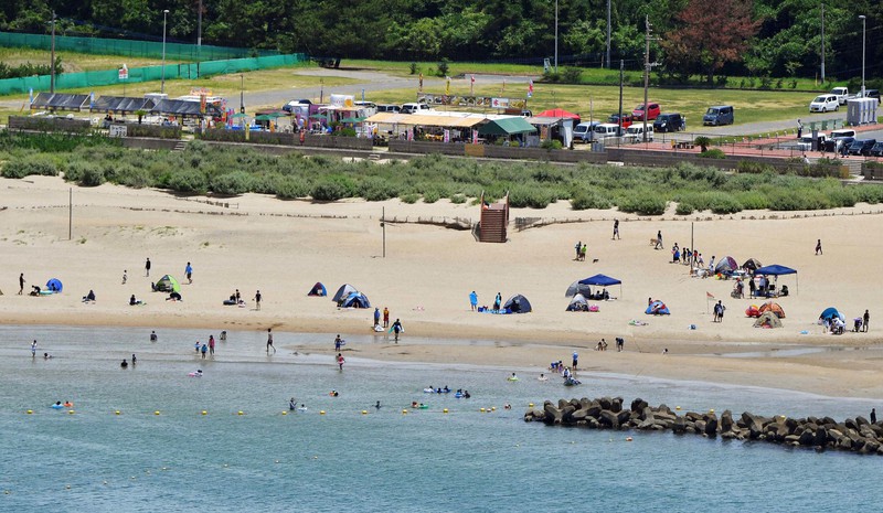 オープンしている芦屋海水浴場=福岡県芦屋町で2021年7月18日午後0時49分、本社ヘリから平川義之撮影