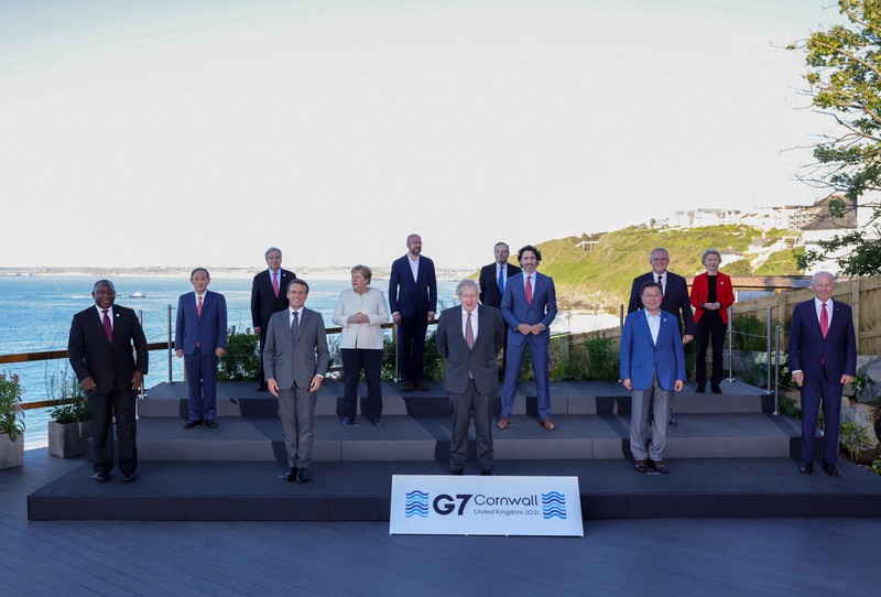 6月に開かれたG7サミットで記念撮影するG7と招待国の首脳ら。2列目左端は菅義偉首相、前列右から2人目は文在寅韓国大統領。サミットの機会を利用した日韓首脳会談は行われなかった=英コーンウォールで2021年6月12日(Andrew Parsons/英首相官邸提供)