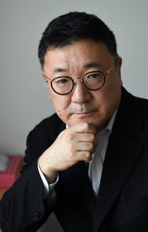 毎日新聞にコラムを執筆するドワンゴのエグゼクティブプロデューサー、吉川圭三さん=東京都中央区で2020年3月12日、丸山博撮影