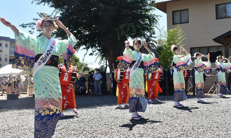 三ツ石神社でさんさ踊りを奉納する2021年のミスさんさ踊りら=盛岡市名須川町で2021年7月20日、松本ゆう雅撮影