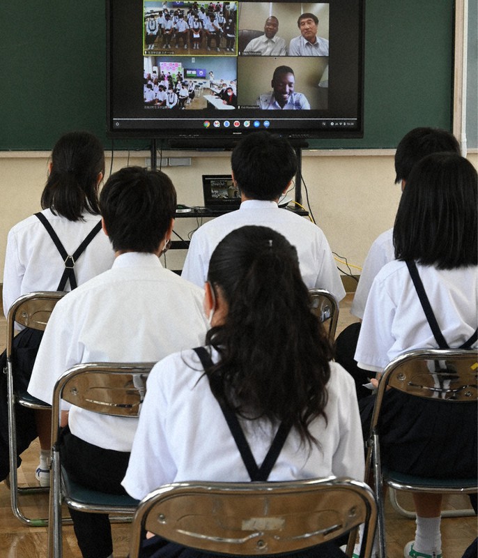 オンラインでつないでレソト大使館の職員と高根沢町立阿久津中学校の生徒が交流した=栃木県高根沢町中阿久津の町立阿久津中学校で2021年7月15日、御園生枝里撮影