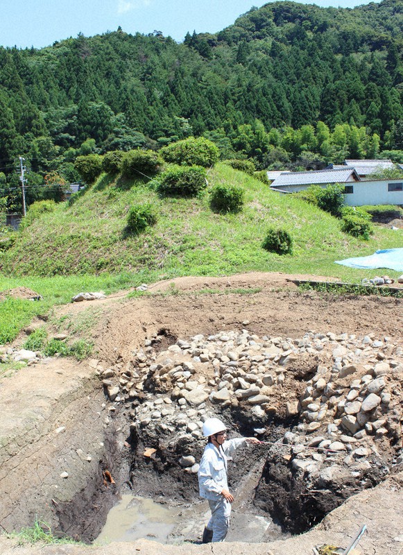 鋤などの木製品が出土した西塚古墳の周濠跡(手前)と墳丘=福井県若狭町脇袋で、大島秀利撮影