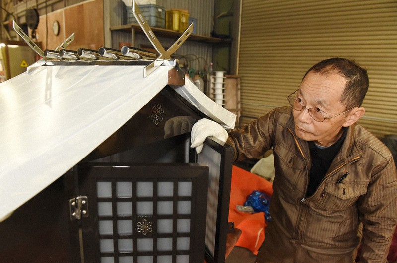 ステンレス製の祠の仮組を終え、点検する渡瀬克彦さん=岐阜県高山市一之宮町の内藤工業で2021年6月14日、大竹禎之撮影