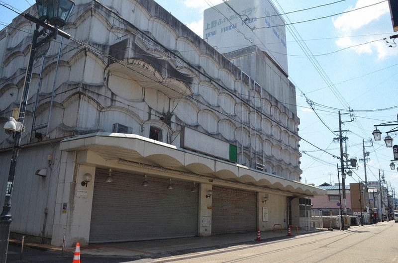 2020年4月から空き家状態の旧上野ふれあいプラザ=三重県伊賀市上野中町で