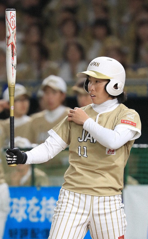 持ち前の巧打で北京五輪に続く金メダルを目指すソフトボール日本代表の山田=梅村直承撮影
