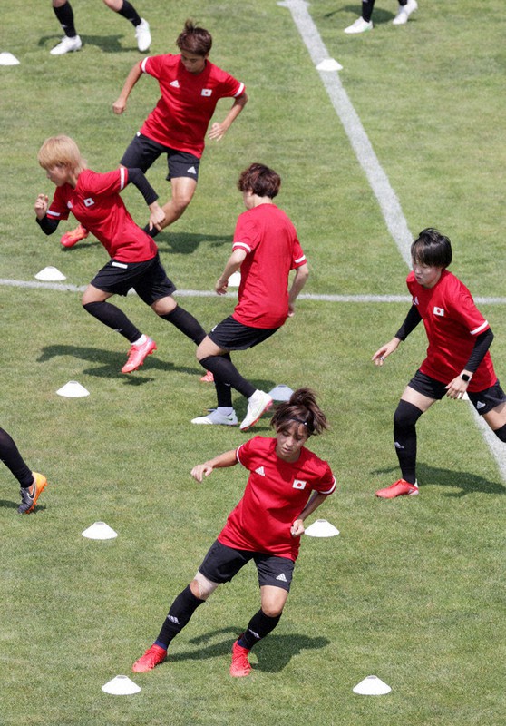 前日練習するサッカー女子日本代表の選手=貝塚太一撮影