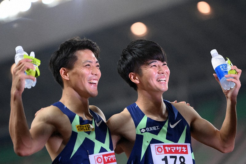男子100メートルで決勝進出を目指す多田(右)と山県=久保玲撮影