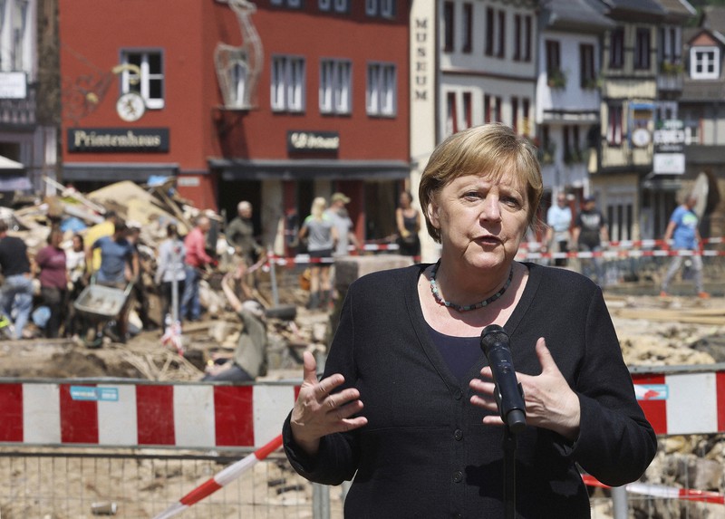 洪水の被災地で記者会見するメルケル首相=独西部ノルトライン・ウェストファーレン州バート・ミュンスターアイフェルで2021年7月20日、AP