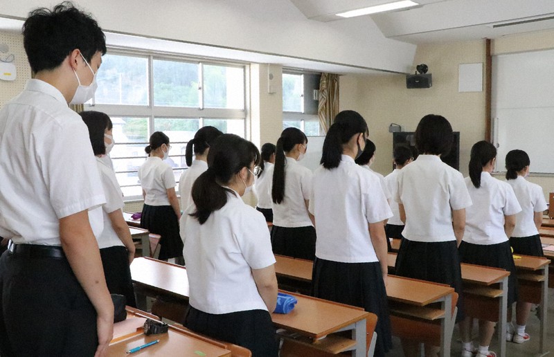 校長講話の後、黙とうする在校生=長崎県佐世保市で2021年7月21日午前8時41分、綿貫洋撮影