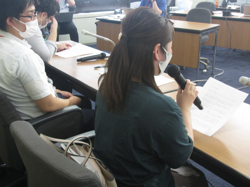 「パートだから休業手当を支払われないのは理不尽」と話す女性=厚生労働省で2021年7月21日、石田奈津子撮影