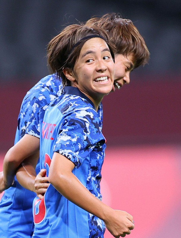【日本-カナダ】後半、同点ゴールを決めて喜ぶ岩渕真奈(手前)=札幌ドームで2021年7月21日、宮武祐希撮影