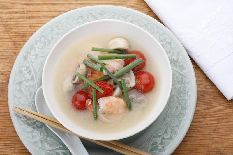 トムヤムクン風スープ=尾籠章裕撮影