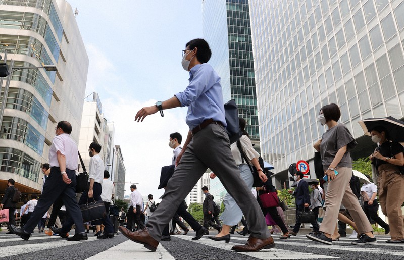4回目の緊急事態宣言が発令され、マスク姿で通勤する人たち=東京都中央区の東京駅八重洲口で2021年7月12日午前8時25分、長谷川直亮撮影