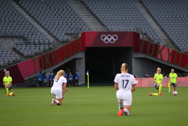 片膝つきblm運動に共感 五輪サッカー女子で相次ぐ Ioc容認 写真特集2 2 毎日新聞
