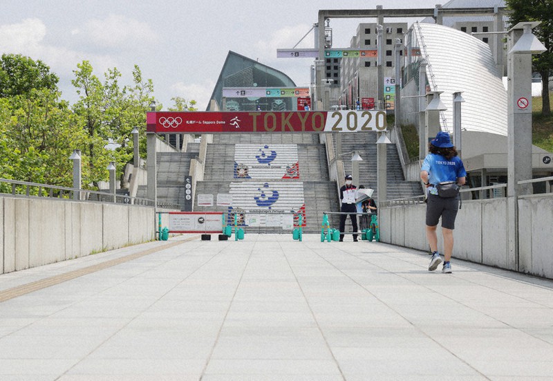 無観客開催で試合当日でも関係者の往来以外はなく、閑散とする札幌ドーム周辺=札幌市豊平区で2021年7月21日、貝塚太一撮影
