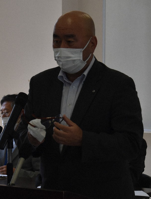 同僚の最期を証言した生還職員らの心の痛みに触れ涙を浮かべる平野公三町長=岩手県大槌町役場で2021年7月21日、中尾卓英撮影