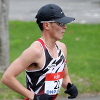 東京オリンピックのマラソンテスト大会でコースを走る服部勇馬＝札幌市北区で2021年5月、貝塚太一撮影